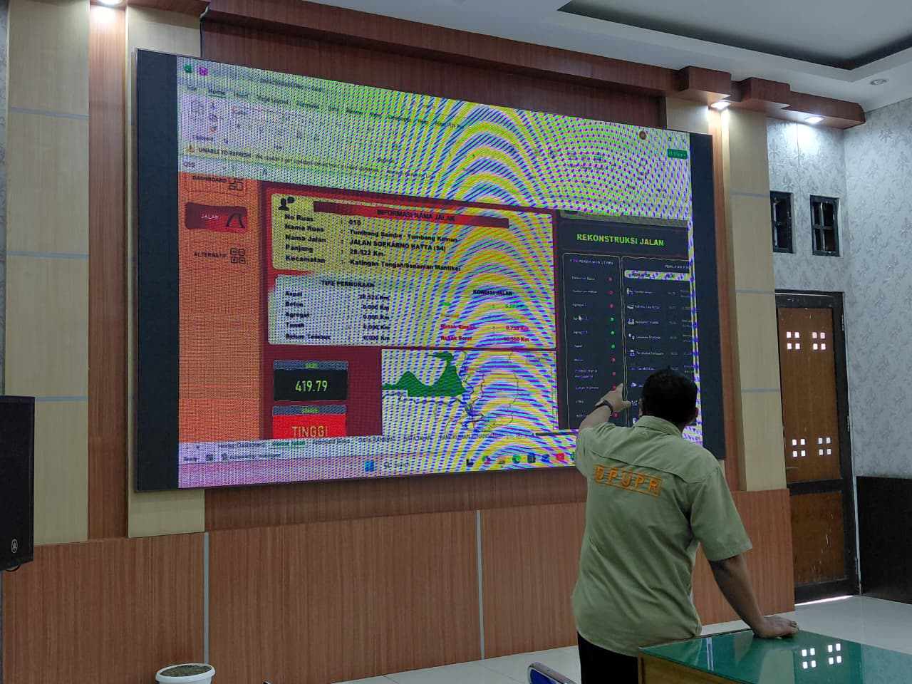 Kepala Bidang Bina Marga Dinas Pekerjaan Umum dan Penataan Ruang (PUPR) Kabupaten Katingan, Amir, S.T., memimpin rapat bersama tim efektif guna membahas pengembangan Dashboard Penanganan Jalan Berbasis Data.